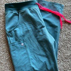 FIGS Women's Kade Cargo Scrub Pants - M Petite